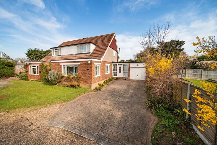 4 Bedroom Semi-Detached House For Sale In Heath Road, Bexley, Kent, DA5