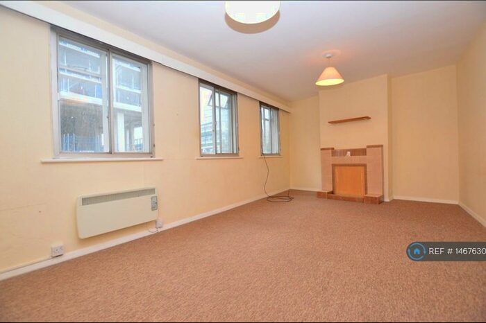 3 Bedroom Maisonette To Rent In Victoria Way, Woking, GU21