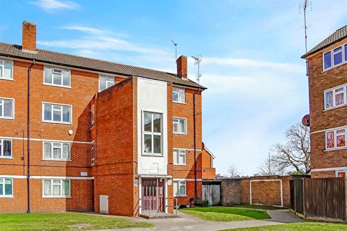 3 Bedroom Flat For Sale In Cobham Close, Bromley, BR2