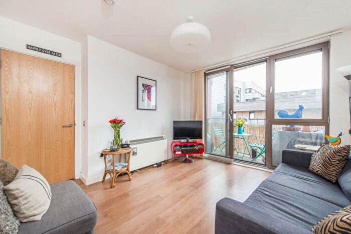 2 Bedroom Flat To Rent In Spencer Way, Shadwell, London, E1