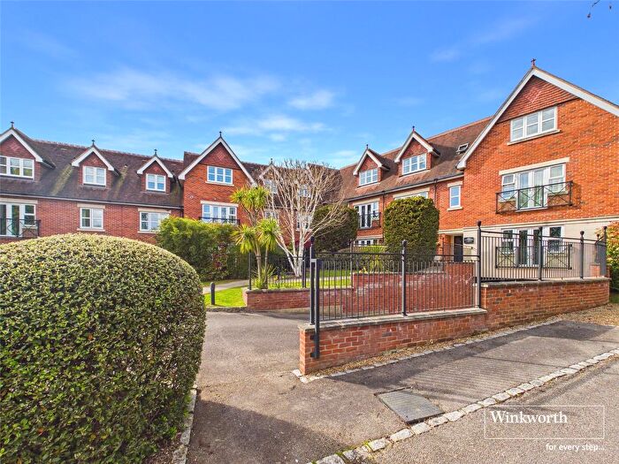 2 Bedroom Flat For Sale In Upcross Gardens, Reading, Berkshire, RG1