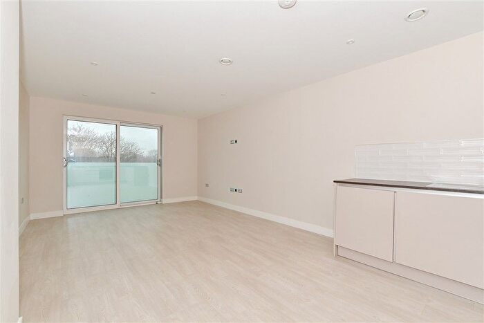 1 Bedroom Flat For Sale In Station Road, Horsham, West Sussex, RH13