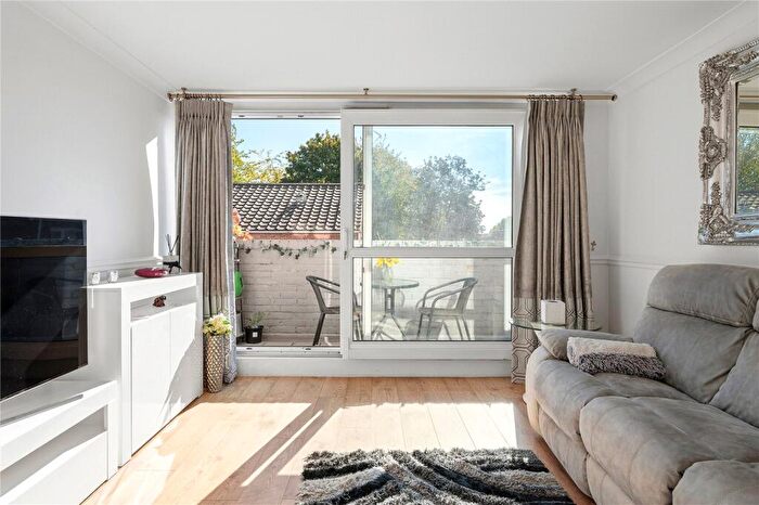 2 Bedroom Maisonette For Sale In St. John's Way, Archway, London, N19