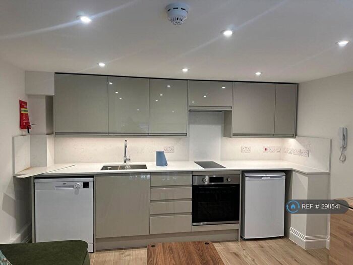 Studio To Rent In Bowes Road, London, N11
