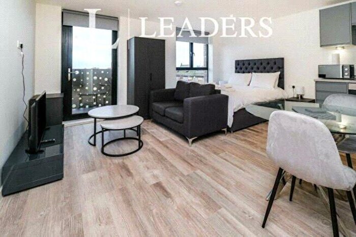 Studio To Rent In Bevington Bush, L3