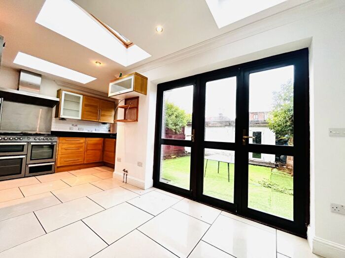 5 Bedroom Semi-Detached House To Rent In The Vale, Cricklewood, NW11