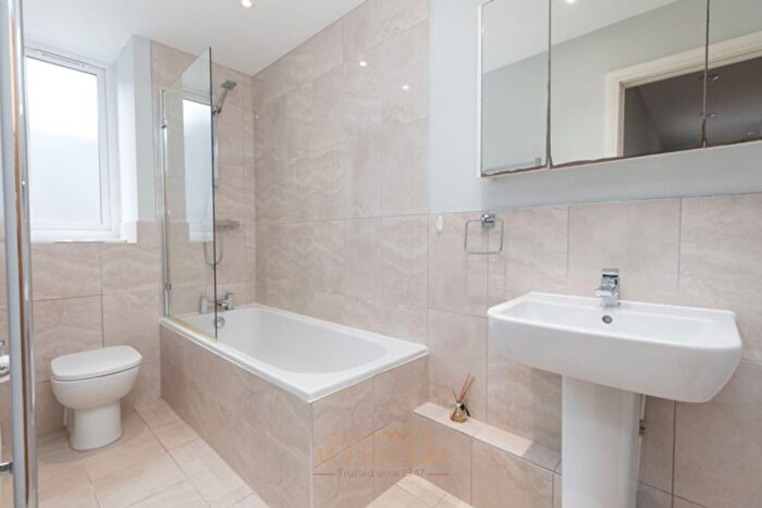 2 Bedroom Flat For Sale In Christopher Road, East Grinstead, RH19