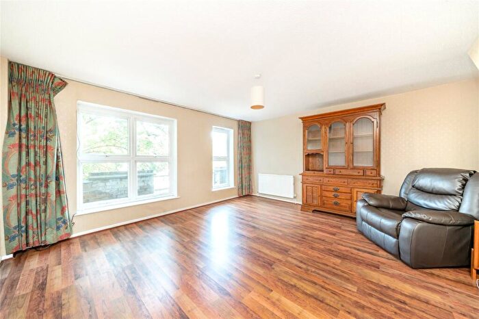 4 Bedroom House For Sale In Danesdale Road, London, E9 - Photo 2