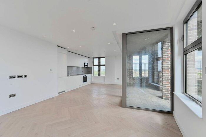 3 Bedroom Flat To Rent In Neasden, Neasden, London, NW10