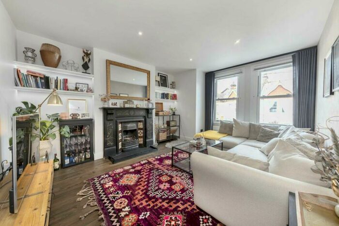 3 Bedroom Flat To Rent In Oakmead Road, Balham, SW12