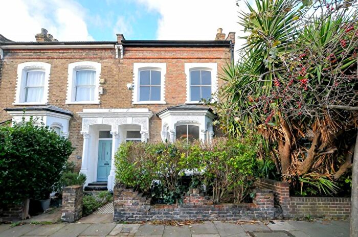 3 Bedroom Terraced House To Rent In Dynevor Road, Stoke Newington, N16