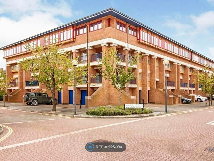 3 Bedroom Maisonette To Rent In North Thirteenth Street, Milton Keynes, MK9