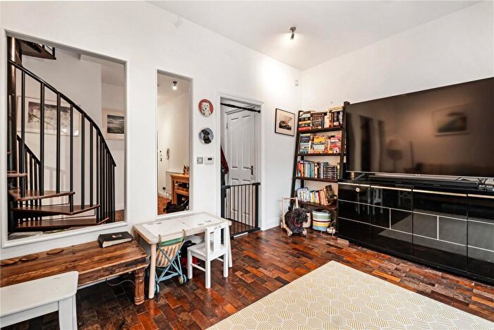 2 Bedroom Flat For Sale In Melbourne Grove, East Dulwich, London, SE22