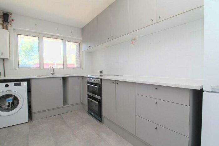 3 Bedroom Ground Flat To Rent In Woodland Avenue, Brentwood, Essex, CM13