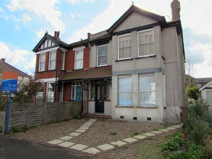 2 Bedroom Maisonette To Rent In Avenue Road, Wallington, Surrey, SM6