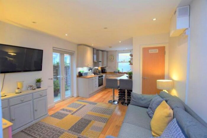 2 Bedroom Flat To Rent In Renmuir Street, London, SW17