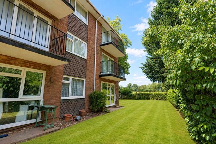 2 Bedroom Flat For Sale In Dorchester Court, Reading, RG30