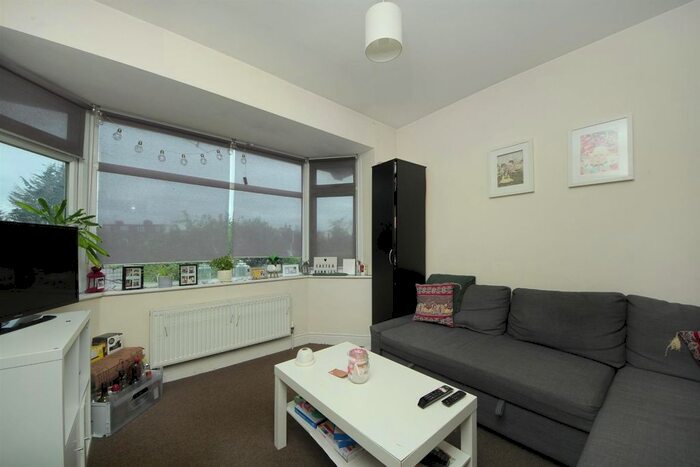 2 Bedroom Flat To Rent In Western Avenue, London, W3