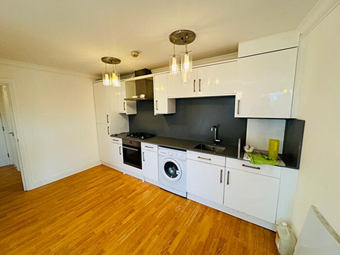 2 Bedroom Flat To Rent In Meyrick Road, London, SW11