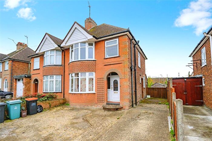 3 Bedroom Semi Detached House For Sale In Liscombe Road, Dunstable, Bedfordshire, LU5