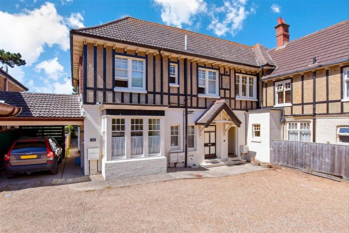 2 Bedroom Flat For Sale In Southdown Road, Freshwater, Isle Of Wight, PO40