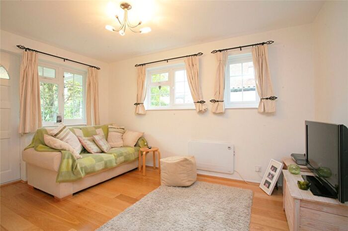 1 Bedroom Detached House To Rent In St Peter's Close, SW17