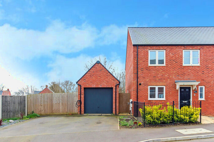 4 Bedroom Semi-Detached House To Rent In Lamport Way, Wellingborough, NN8