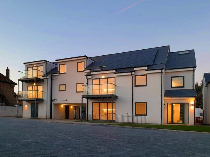 3 Bedroom Flat To Rent In Flat, Oxford Court, Gerrards Cross, SL9