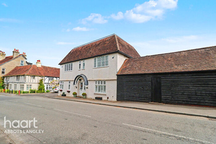 3 Bedroom Semi-Detached House For Sale In Chipperfield Road, Hemel Hempstead, HP3