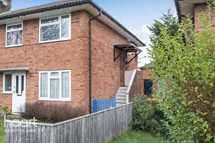 2 Bedroom Maisonette For Sale In Mount Nugent, Chesham, HP5