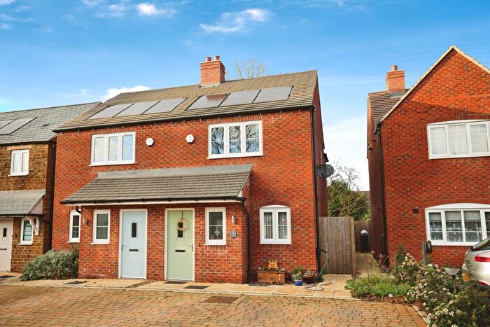 2 Bedroom Semi Detached House For Sale In Buckhurst Close, Banbury, OX16