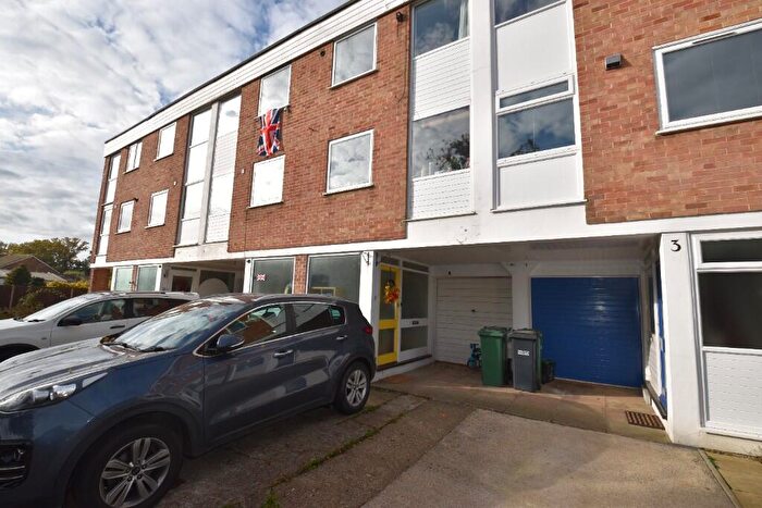 2 Bedroom Town House To Rent In Cranbourne Close, Horley, Surrey, RH6