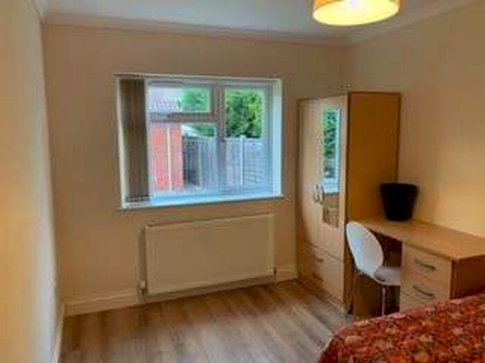 3 Bedroom Flat To Rent In Ripstone Gardens - Highfeild - Southampton, SO17
