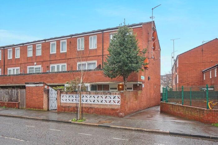 2 Bedroom Flat To Rent In Oulton Close, Clapton, E5