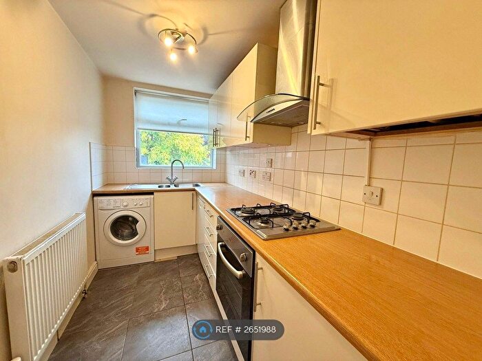 2 Bedroom Flat To Rent In Chigwell Road, Woodford Green, IG8