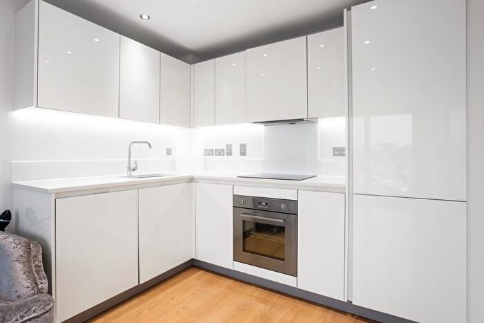 1 Bedroom Flat To Rent In Landmark House, The Broadway, IG10