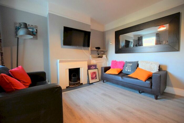 5 Bedroom Semi-Detached House To Rent In Bed Student House - Tudor Road, CT1