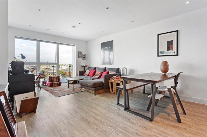 2 Bedroom Apartment For Sale In Matthias Road, London, N16
