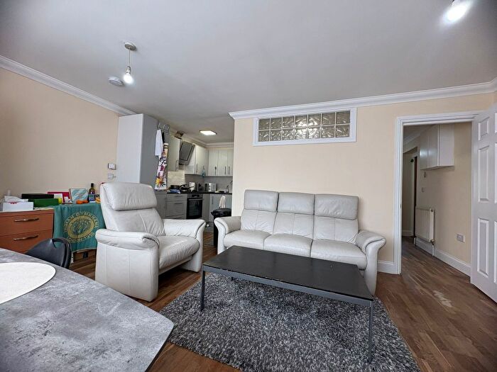 2 Bedroom Flat To Rent In Great West Road, Hounslow, TW5