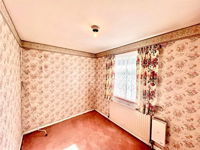 3 Bedroom End Terrace House For Sale In Hanworth Road, Hounslow, TW3