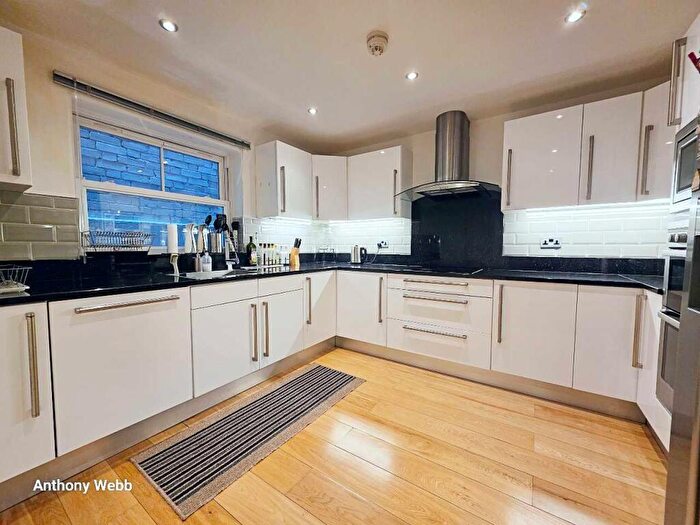 2 Bedroom Flat For Sale In Hazelwood Lane, Palmers Green, N13
