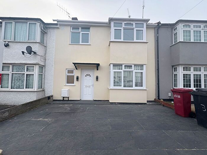 3 Bedroom Terraced House For Sale In Richmond Crescent, Slough, SL1