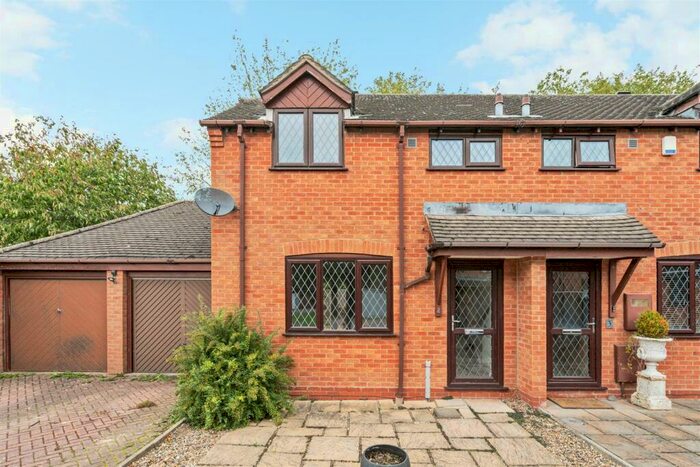 3 Bedroom End Of Terrace House To Rent In Fieldhouse Close, Henley-In-Arden, B95