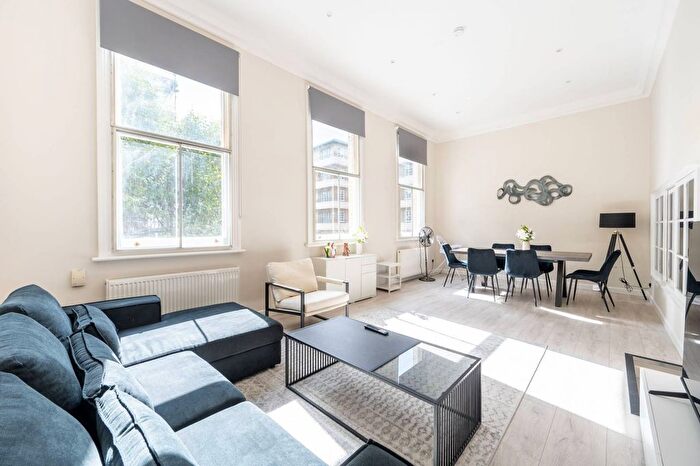3 Bedroom Flat To Rent In Vicarage Gate, High Street Kensington, London, W8
