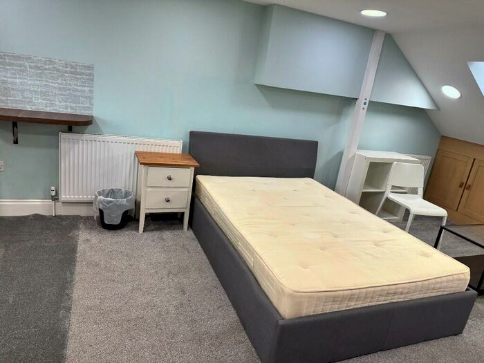 Studio To Rent In Hampton Road, Ilford, London, IG1