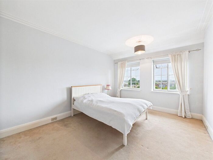 3 Bedroom Flat To Rent In Richmond Hill Court, Richmond, TW10
