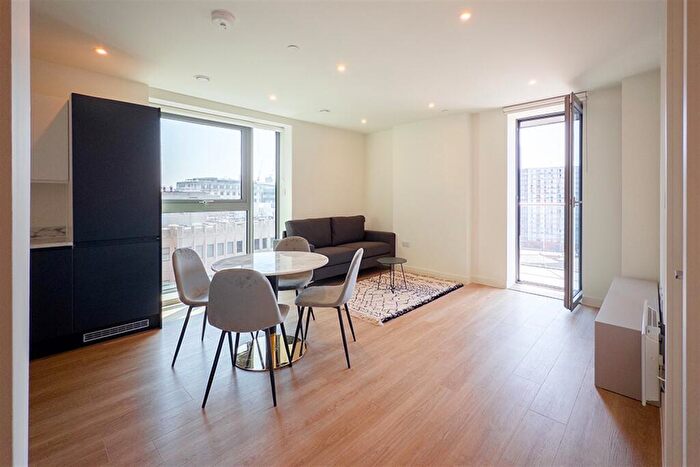 2 Bedroom Apartment To Rent In Exchange Point, Embankment West, M3