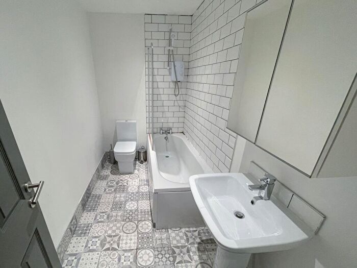 3 Bedroom Apartment To Rent In Holmes Street, L8