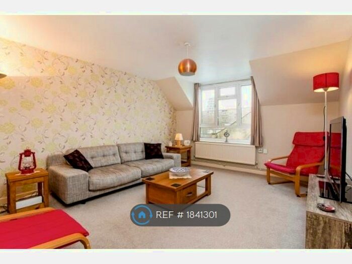 2 Bedroom Flat To Rent In Wolftencroft Close, London, SW11