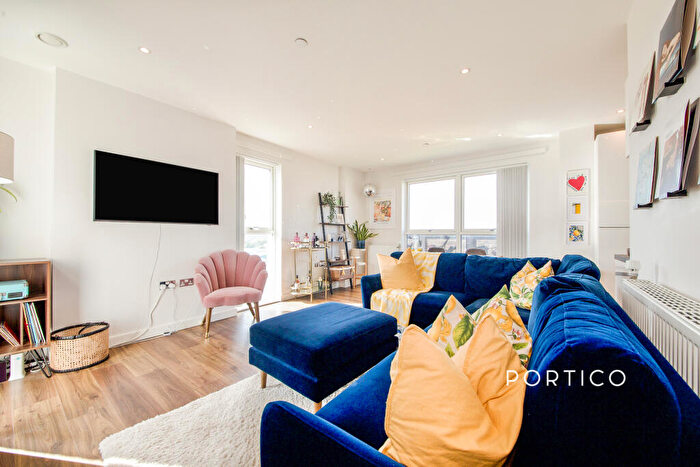 2 Bedroom Flat To Rent In Dunedin Road, Leyton, E10